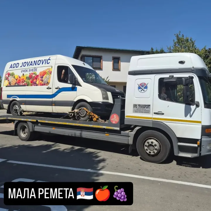 Beli dostavni kombi na platformi kamiona Mercedes-Benz Atego.