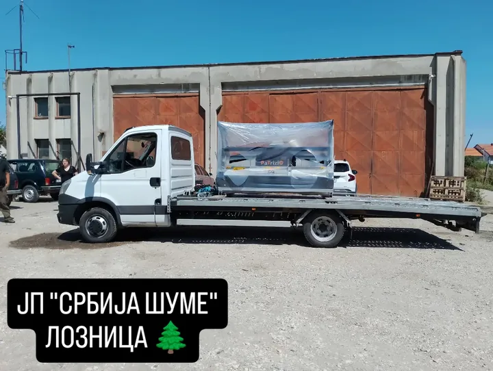 Metalna konstrukcija na platformi belog dostavnog vozila.